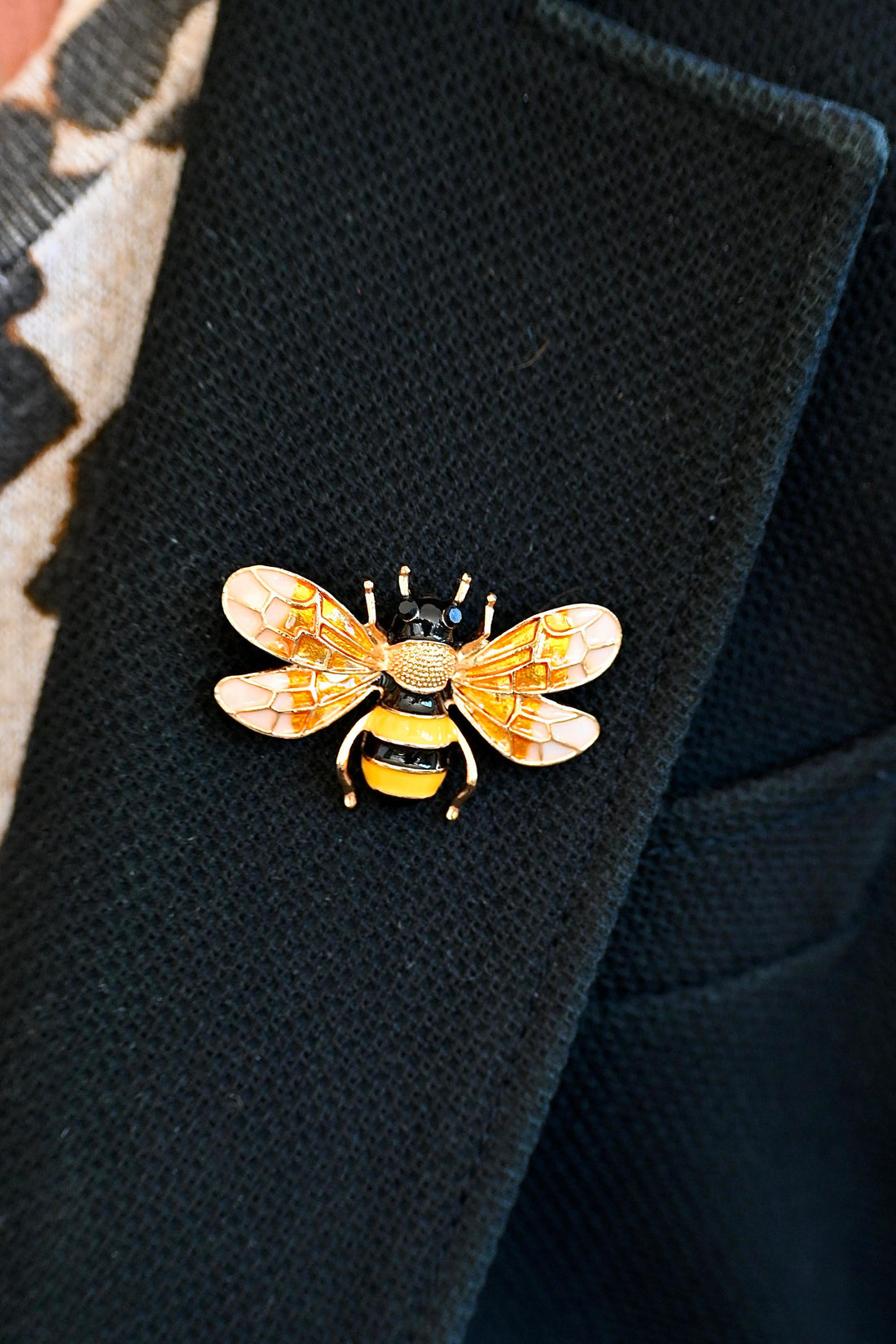 Descubre la elegancia en cada detalle: nuevos pines y prendedores de Cléa & Co